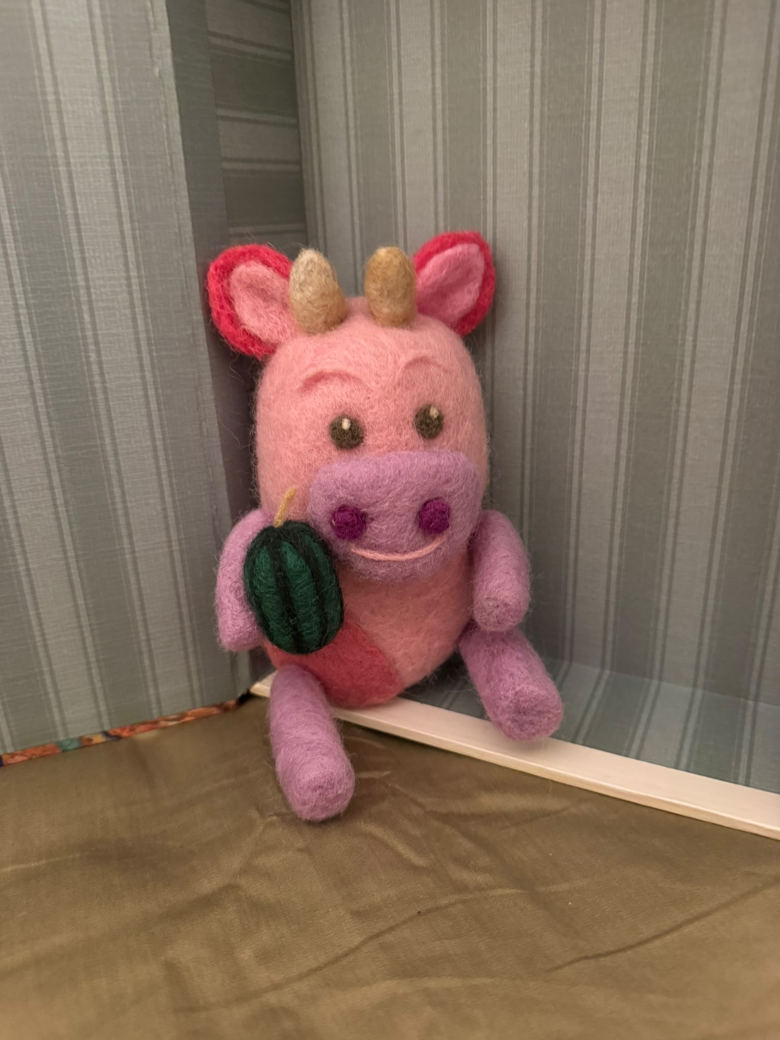 Ein rosa Nilpferd als handgemachte Filzfigur