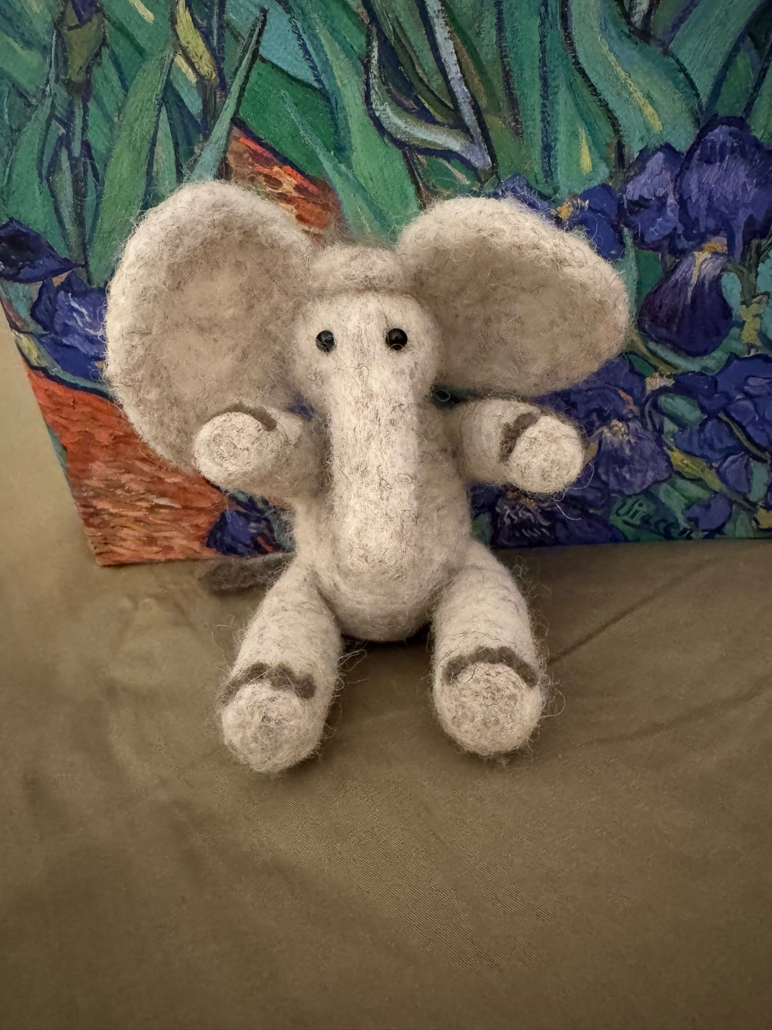 Ein kleiner weisser Elefant aus Filzwolle